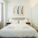 Spacious & Bright In Cais Sodre Daire Lisboa