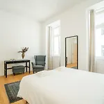 Spacious & Bright In Cais Sodre *