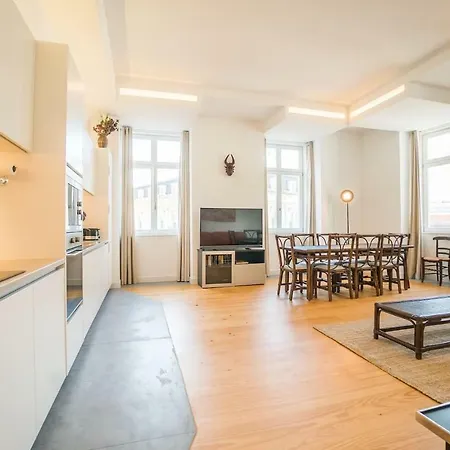 Spacious & Bright In Cais Sodre Apartment