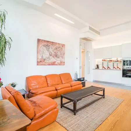 Spacious & Bright In Cais Sodre * ליסבון