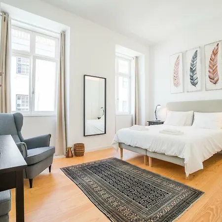 Spacious & Bright In Cais Sodre * ליסבון