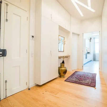 Spacious & Bright In Cais Sodre ליסבון