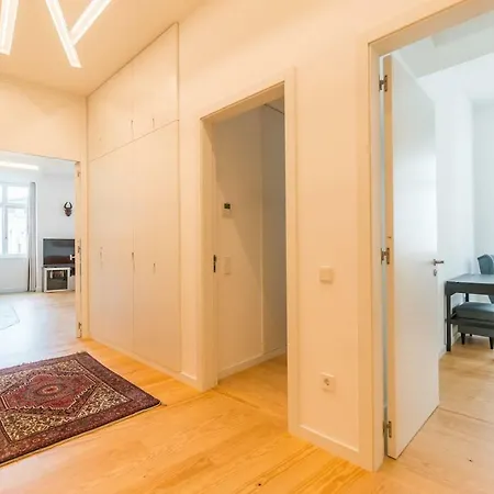 Spacious & Bright In Cais Sodre * ליסבון