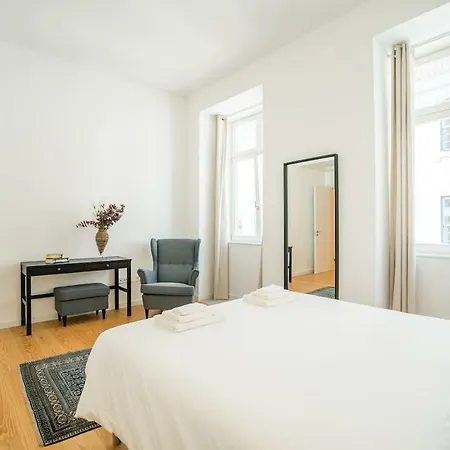 Spacious & Bright In Cais Sodre *