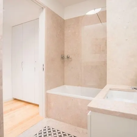 아파트 Spacious & Bright In Cais Sodre *